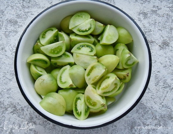 Подготовленные дольки помидора складываю в эмалированную посуду. Можно использовать стеклянные банки.