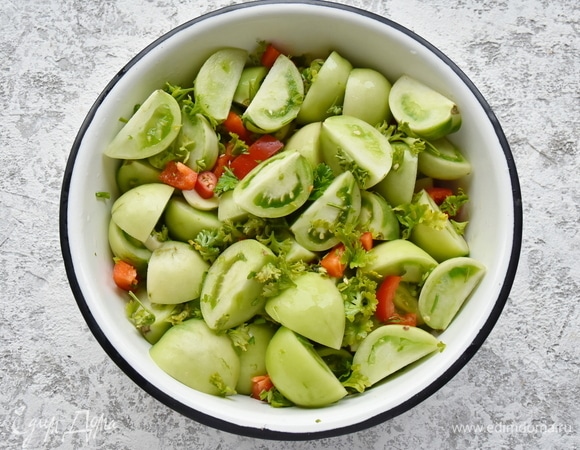 Добавляю к помидорам болгарский перец, острый перец, измельченную зелень и чеснок.