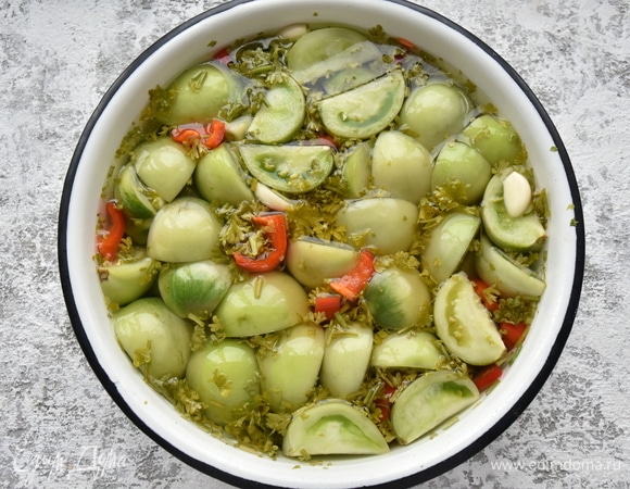 Для рассола довожу до кипения воду, растворяю в ней соль и сахар. Вливаю уксус. Горячим маринадом заливаю помидоры, чтобы были полностью им покрыты. Остужаю. Оставляю мариноваться на 5–7 дней в прохладном месте.