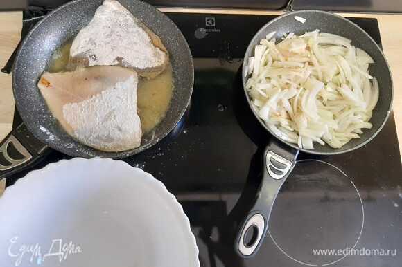 В пакет всыпать муку, перец, соль. Поместить рыбу и перемешать. Далее выложить рыбу на разогретую сковороду. На другой сковороде жарить лук.