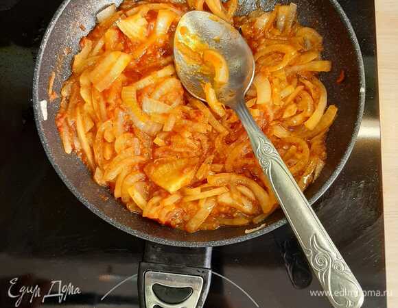 Добавить томатную пасту или томатный соус. Тщательно перемешать.