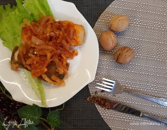 На тарелку выложить камбалу, затем — слой жареного лука. Приятного аппетита!