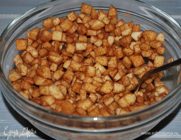 Яблоки очистите от кожуры и семян, нарежьте на мелкие кубики. Смешайте в миске с корицей.