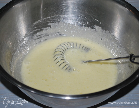 Взбейте яйцо с сахаром, добавьте ванильный сахар по вкусу.