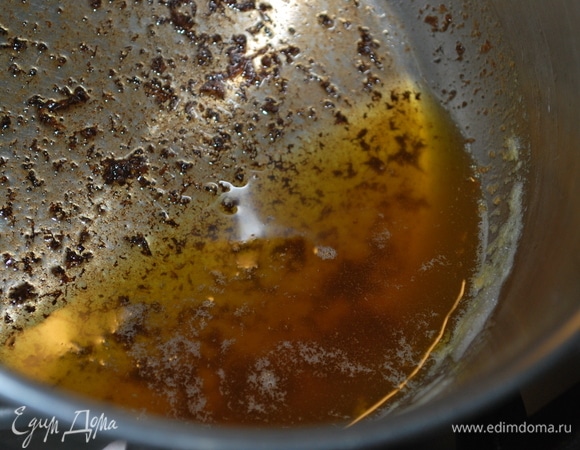 В сотейнике на слабом огне подрумяньте сливочное масло до светло-золотистого цвета. Следите, чтобы оно не подгорело. Масло, прогретое таким образом, приобретает ореховый вкус.