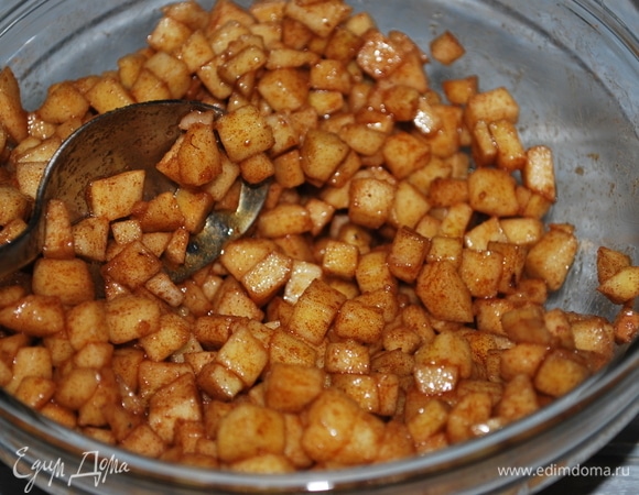 Добавьте масло в миску к яблокам с корицей.