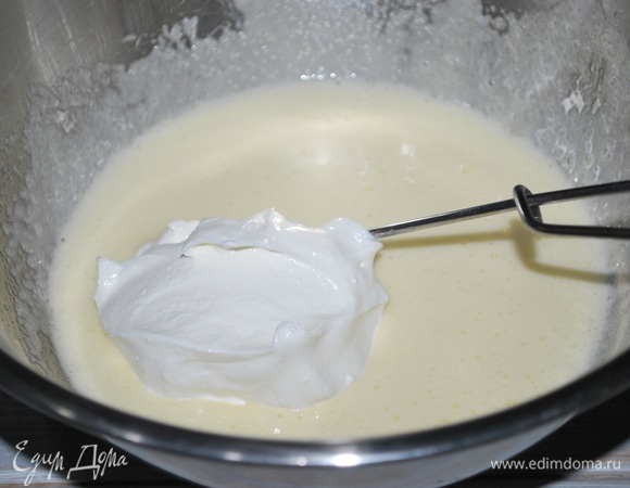 В яично-сахарную смесь добавьте сметану, венчиком хорошо перемешайте.