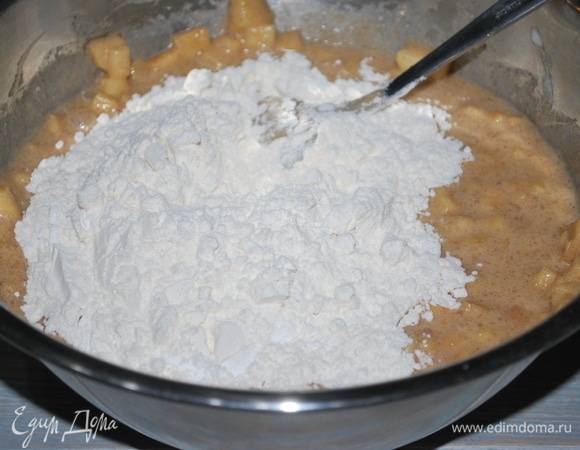 В муку всыпьте разрыхлитель и соль, перемешайте тесто с помощью ложки.