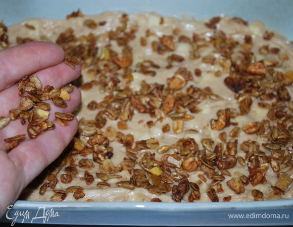 Форму для выпечки смажьте маслом и выложите тесто, сверху посыпьте гранолой — она придаст пирогу хрустящую вкусную корочку. Гранола подойдет любая. Если ее нет, посыпьте пирог сахаром с корицей. Выпекайте при 170°C примерно 40 мин, до готовности.