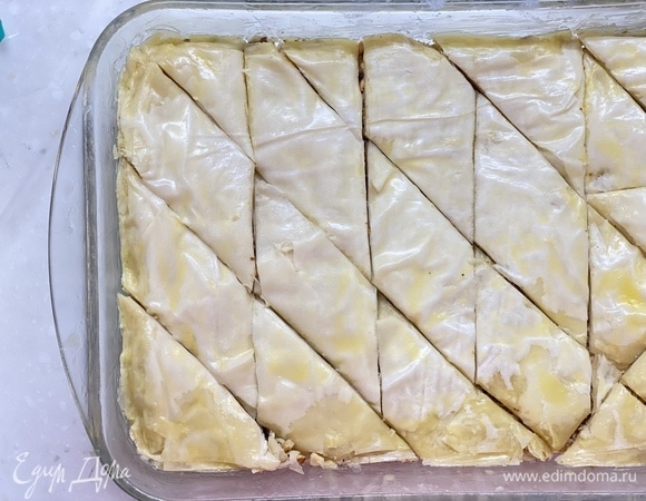 Подготовленную пахлаву нарезать на ромбики. Выпекать около 20 минут при температуре 180°C.