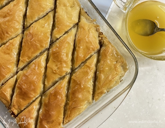 Достать пахлаву из духовки, полить половиной сиропа (смешать мед с водой, тщательно перемешать) и выпекать еще 5–10 мин. Залить остатками сиропа, дать остыть и настояться в течение нескольких часов.