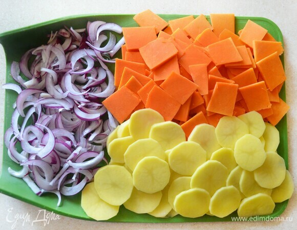 Красный лук (у меня ялтинский) нарежьте тонкими дольками, картофель и тыкву — тонкими слайсами. Овощи посолите, но немного, поскольку будем использовать сыры.