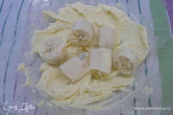 Мягкое сливочное масло растереть ложкой или лопаткой с сахаром и солью. Добавить банан (100 г — это чистый вес).