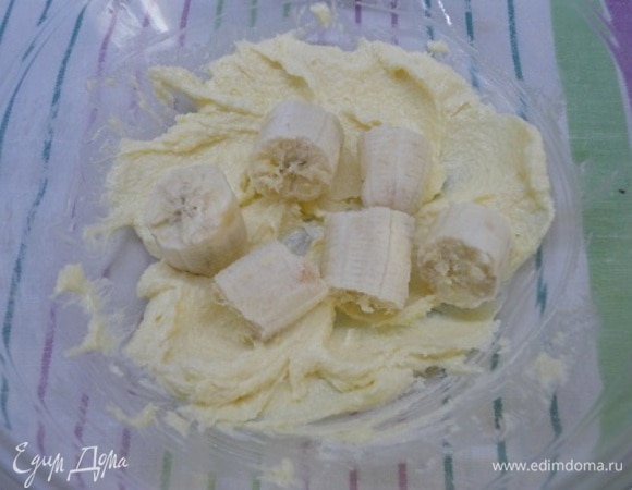 Мягкое сливочное масло растереть ложкой или лопаткой с сахаром и солью. Добавить банан (100 г — это чистый вес).