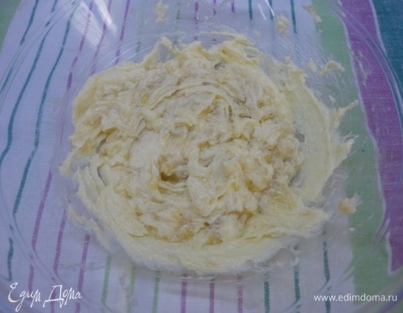 Добавить смесь муки с разрыхлителем и замесить тесто. Можно сразу выпекать, но тогда выкладывать на противень надо ложкой. Или выдержать в холодильнике 1 час и формировать по желанию — круглыми или в форме бананчиков.