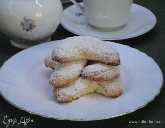 Остывшее печенье по желанию можно посыпать сахарной пудрой.