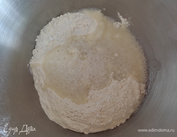 В просеянную муку добавить соль, 1 стакан кипятка и начать замешивать тесто. Я замешиваю миксером. Конечно, можно вручную, но тогда используйте в начале замеса ложку или лопатку, так как тесто очень горячее. Постепенно добавить растительное масло и хорошо вымесить тесто. Возможно, понадобится чуть меньше или больше муки.