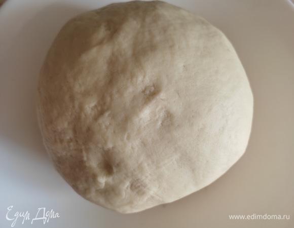 Тесто должно получиться тугим, эластичным. И не должно липнуть к рукам. Готовое тесто положить в чашу, накрыть пищевой пленкой и дать остыть.