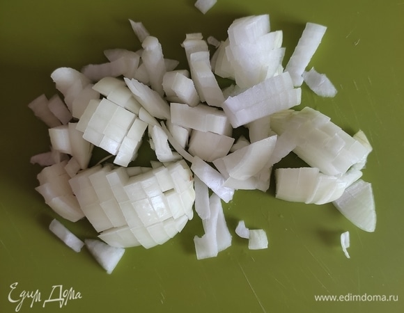 Лук мелко нарезать и обжарить на растительном масле до золотистого цвета.