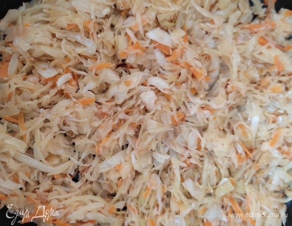 Добавить к луку квашеную капусту и обжаривать все вместе до мягкости, примерно 10–15 минут.