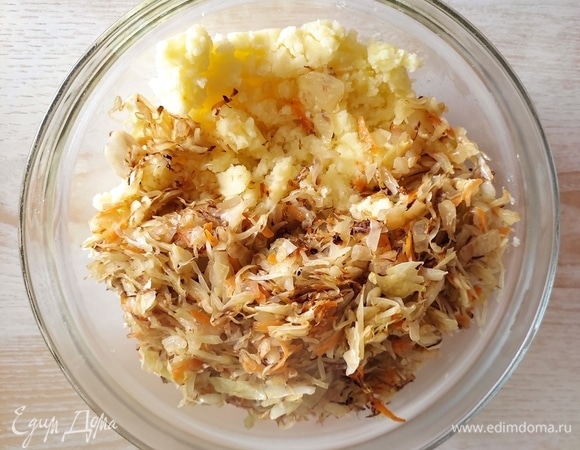 Картофель отварить, сделать пюре. В пюре ничего не добавлять! Смешать пюре и обжаренную капусту. Хорошо перемешать Начинка готова.