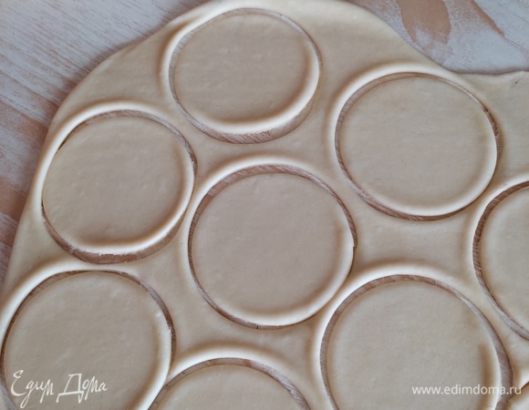 Тесто раскатать в пласт, стаканом вырезать кружки.