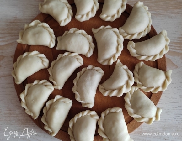 Тесто очень удобное в работе. Лепим вареники. Отвариваем в кипящей подсоленной воде.