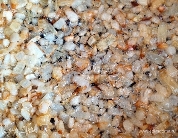 Две средние луковицы режем мелким кубиком и обжариваем до золотистого цвета. Готовые вареники вынимаем шумовкой, выкладываем в чашу и поливаем маслом с поджаренным луком. Чашу нужно слегка встряхнуть, чтобы масло покрыло все вареники.