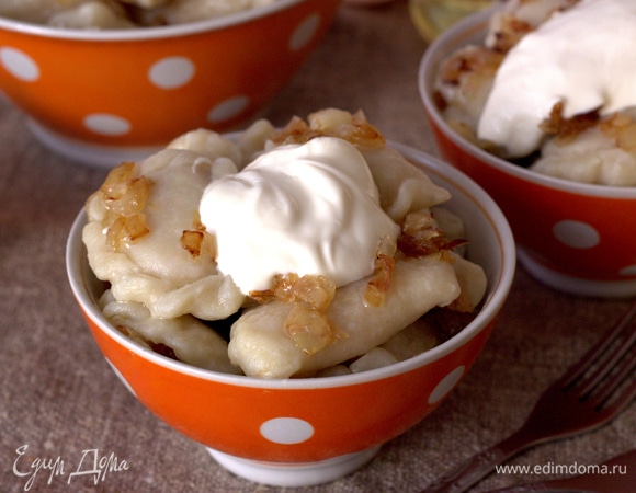 Подавать вареники со сметаной. Приятного вппетита!