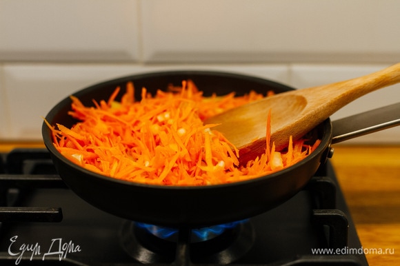 Морковь очистить и натереть на терке, лук мелко нарезать. Обжарить до мягкости на растительном масле, посолить по вкусу.