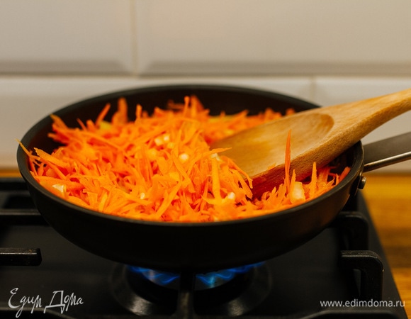 Морковь очистить и натереть на терке, лук мелко нарезать. Обжарить до мягкости на растительном масле, посолить по вкусу.