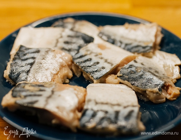 Рыбу разделать на филе. Разрезать каждое на 4 части — с двух рыб получится 8 кусочков. Посолить, поперчить.