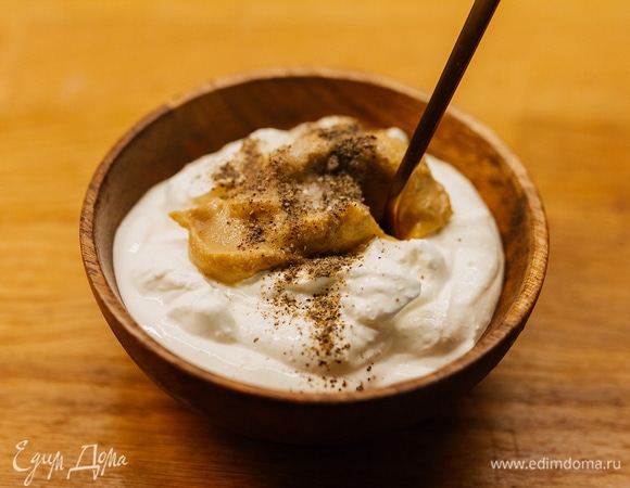 Для соуса смешать сметану, горчицу, соль и перец.