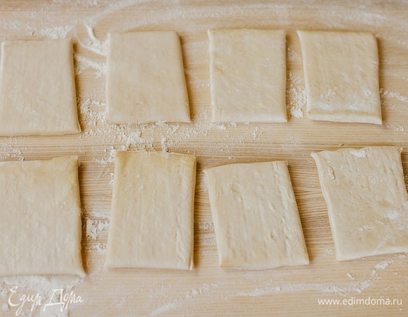 Каждый пласт теста разрезать на 4 квадрата. Немного раскатать.