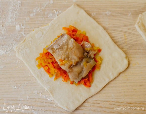 Затем положить кусочек рыбы.