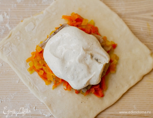 Сверху смазать соусом.