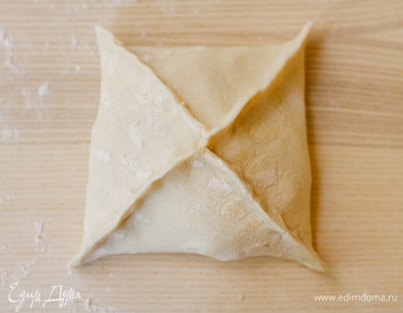 И завернуть тесто конвертом. Повторить то же самое с остальными пирожками.