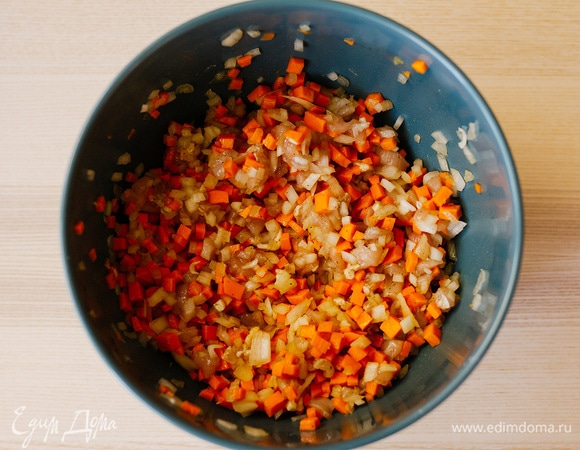 Подготовить начинку — тыкву, лук, курицу нарезать мелкими кубиками. Посолить, поперчить.