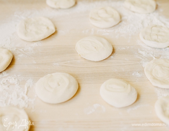 Из получившихся частей сформировать круглые лепешки. Раскатать их.