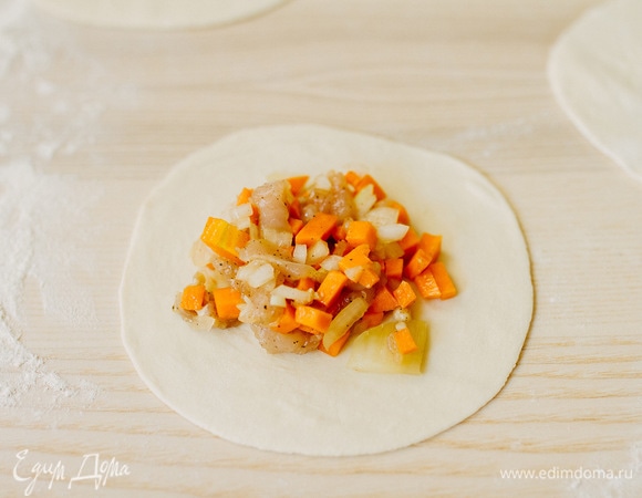 На раскатанное тесто выложить начинку.