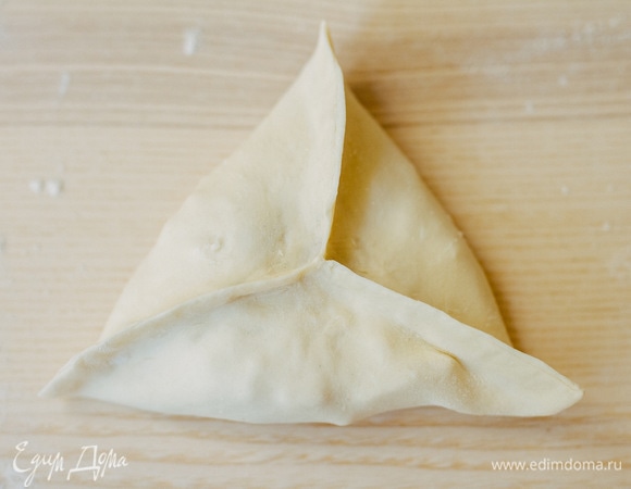 Должен получиться такой пирожок в форме треугольника.