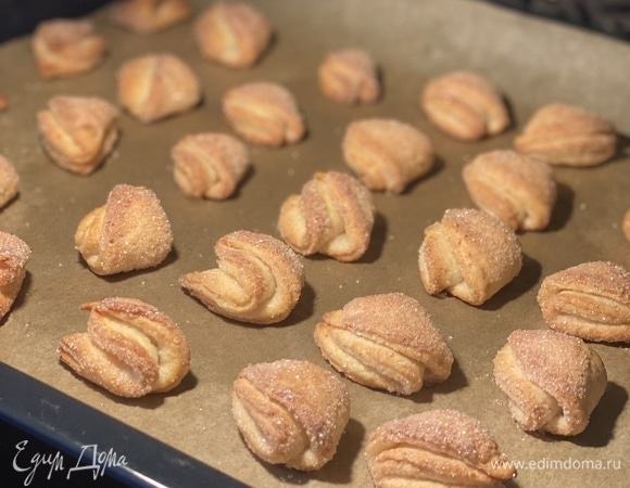 Духовку разогреть до 180°C. Выпекать минут 20–30, до румяной корочки. Чем сильнее зажарится, тем более хрустящим будет. Мы любим румяное :)