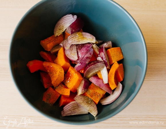 Переложить тыкву и лук в большую чашу, добавить соль и перец по вкусу. Полить оливковым маслом и хорошо перемешать.