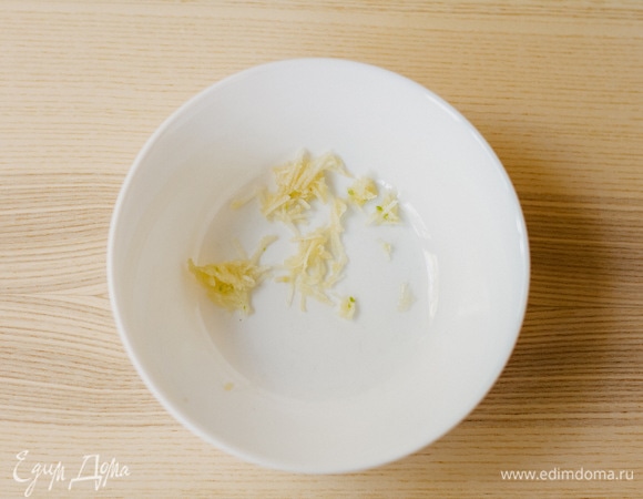 Чеснок натереть на мелкой терке.