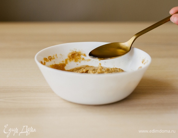 Влить воду и перемешать. Если нужно, то добавить еще воды. Консистенция должна быть не слишком жидкой, но при этом соус должен хорошо стекать с ложки.