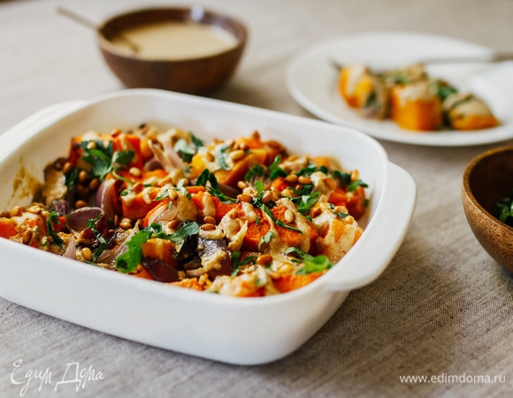 Готовые запеченные овощи полить частью соуса (соус лучше использовать не полностью: добавить одну половину в овощи, вторую поставить рядом в небольшой чашечке и добавить в тарелку), посыпать рубленой петрушкой и жареными кедровыми орешками. Приятного аппетита!