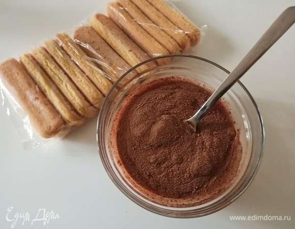 Детский какао-напиток (2–3 ст. ложки) развести в теплом молоке.