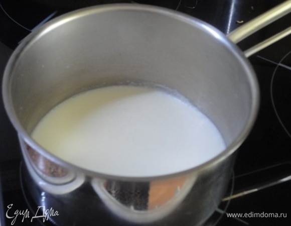 В кастрюле вскипятить молоко.