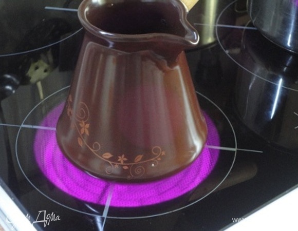 В турке сварить черный кофе из свежемолотых зерен. Влить в емкость для смешивания, долить половину горячего молока и добавить 1/2 ст. л. ванильного сахара.