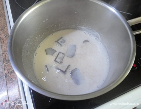 В оставшемся горячем молоке растопить черный шоколад с добавлением 1 ст. л. ванильного сахара.